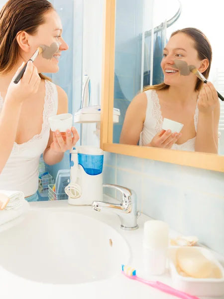 Mujer aplicando máscara facial de barro — Foto de Stock