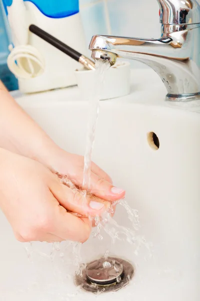 妇女洗手组织 — 图库照片