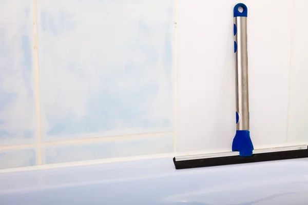 Squeegee. Herramienta de limpieza de ventanas . — Foto de Stock