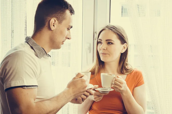 若い夫婦がお茶を飲む — ストック写真