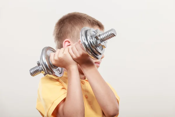 Esporte menino fazendo exercício com haltere . — Fotografia de Stock