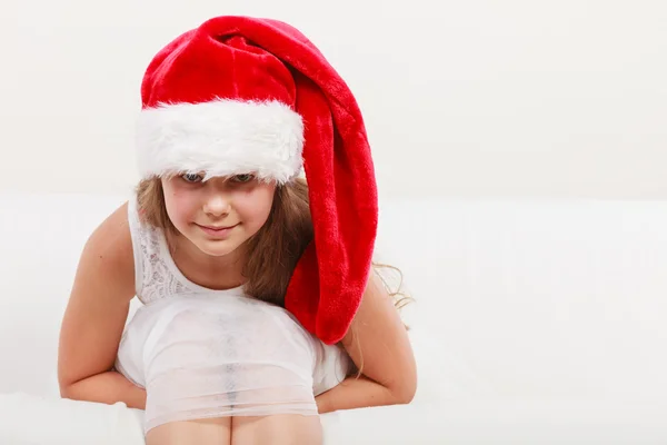 Mädchen mit Weihnachtsmann-Hut posiert — Stockfoto