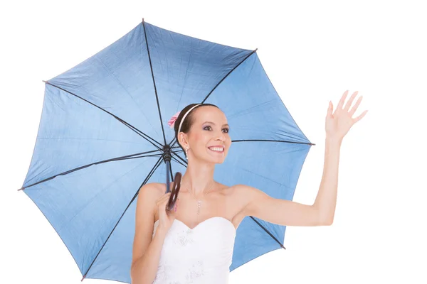Hübsche Braut im weißen Kleid mit Regenschirm — Stockfoto