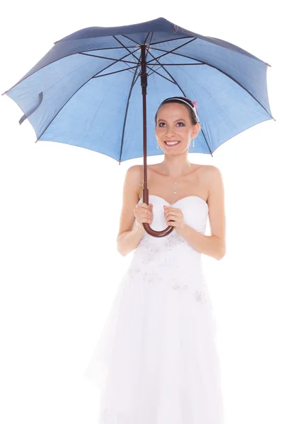 Femme mariée en robe de mariée blanche avec parapluie . — Photo