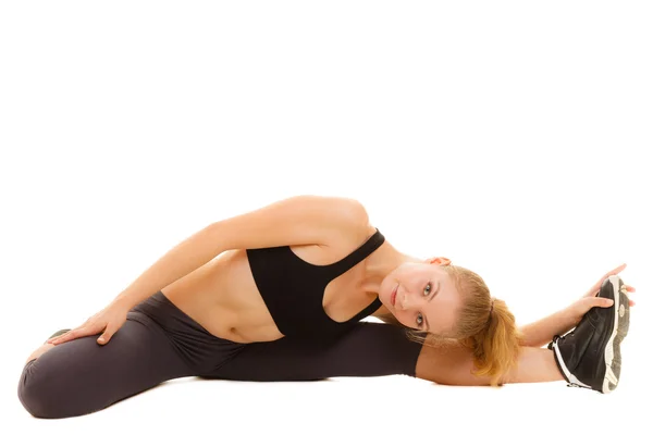 Vrouw in sportkleding stretching oefening doen — Stockfoto