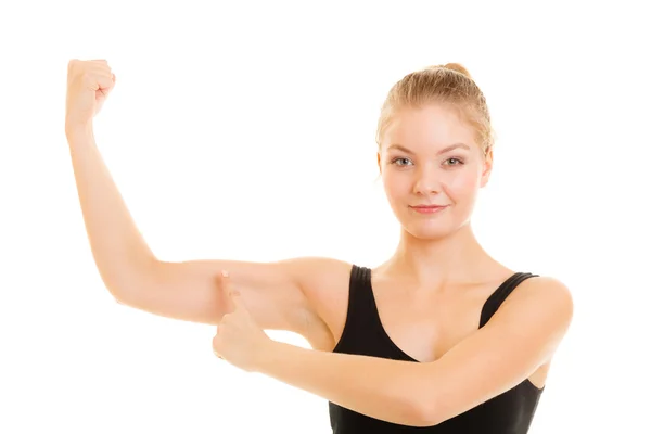 Fitness kvinna visar energi muskelbygge biceps muskler. — Stockfoto