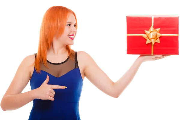 Vacaciones amor concepto de felicidad - chica con caja de regalo — Foto de Stock