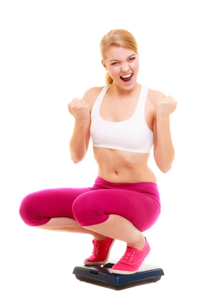 Mulher feliz sucesso pesando balança. Dieta . — Fotografia de Stock