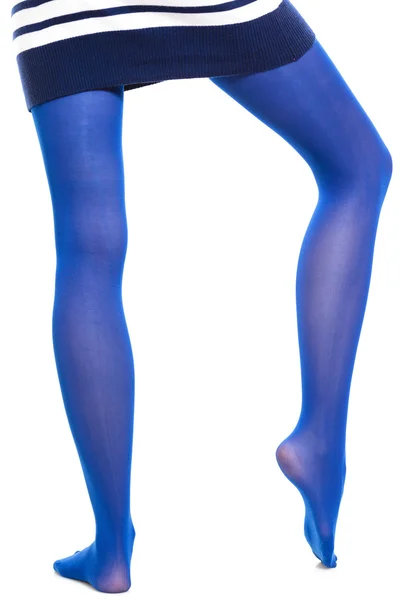 Frau lange Beine und blaue Strümpfe isoliert — Stockfoto