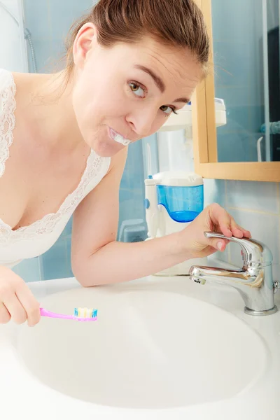 Γυναίκα βουρτσίσματος δοντιών καθαρισμού. Στοματική υγιεινή. — Φωτογραφία Αρχείου