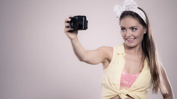 Pin hasta chica mujer tomando fotos con la cámara . — Foto de Stock