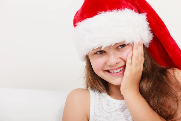행복 한 작은 여자 꼬마 산타 모자에. 크리스마스. — 스톡 사진