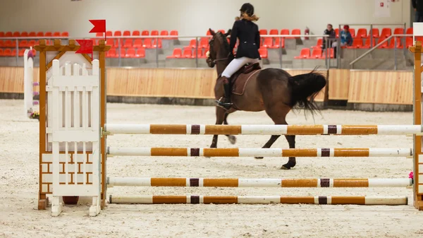 Equitação. show jumping, cavalo e cavaleiro sobre salto — Fotografia de Stock