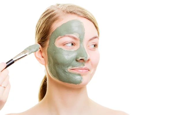 Cosmético aplicando mascarilla facial de arcilla a cara de mujer . —  Fotos de Stock