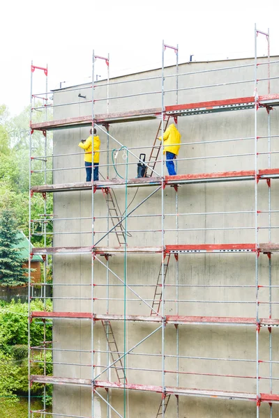 Férfi takarítás a falon. GyorsVáz azaz Scaffolding képességek — Stock Fotó