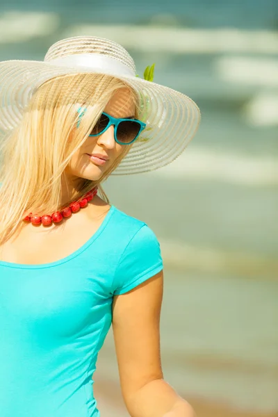 Vacker blond flicka i hatt på stranden — Stockfoto