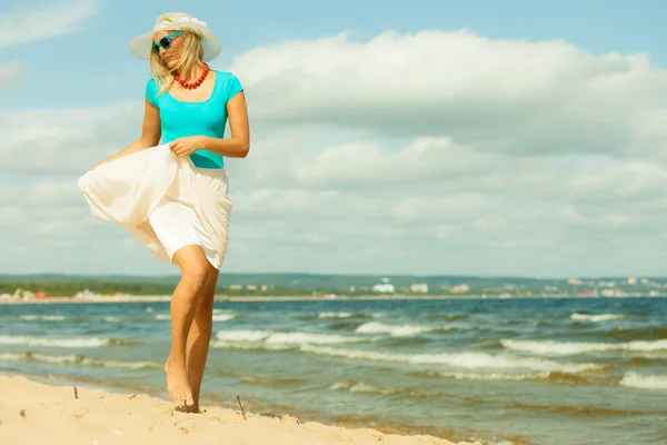 Mooi blond meisje op het strand, zomer — Stockfoto