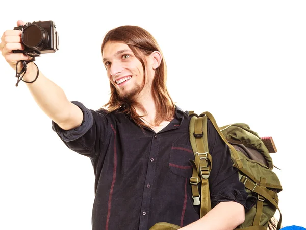 Hombre mochilero turista tomando fotos con cámara. — Foto de Stock