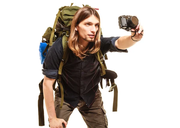Muž turistické batohem fotografování s kamerou. — Stock fotografie