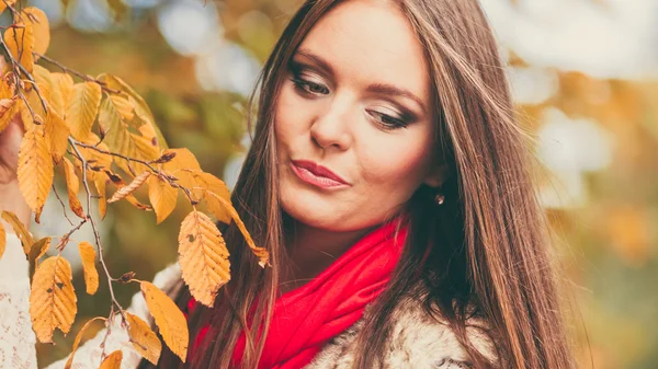 Mode Mädchen entspannen im Park — Stockfoto