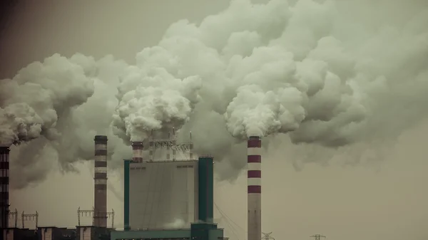 発電所や駅の煙突から煙が。業界 — ストック写真