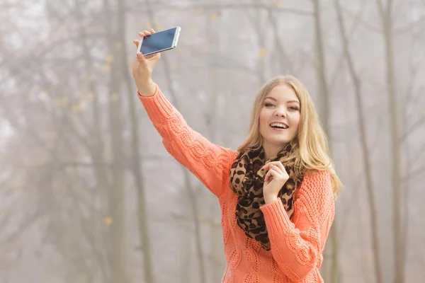 Mujer tomando fotos. — Foto de Stock