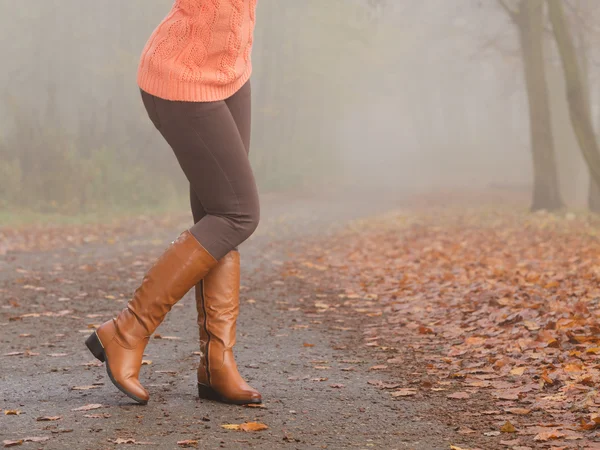 Benen in bruine laarzen. — Stockfoto