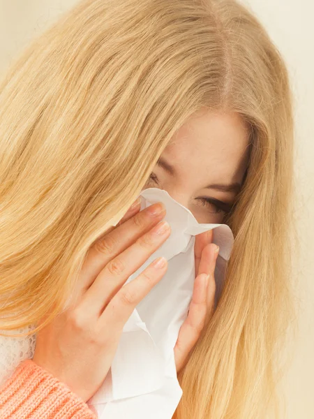 Woman sneezing in tissue. — Stock Photo, Image