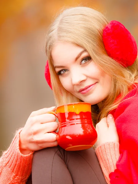 Girl in autumn park enjoying hot drink — Stock Photo, Image