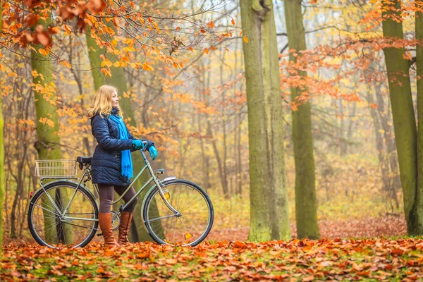 Woman riding bike — Stock Photo, Image