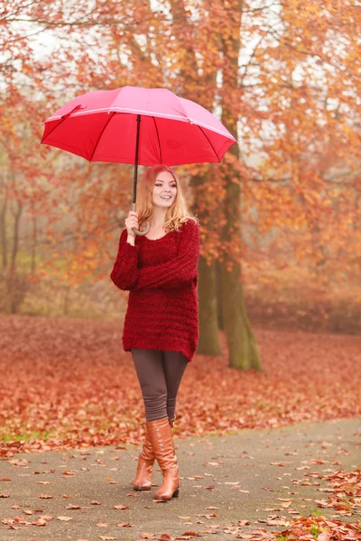 Femme avec parapluie relaxant — Photo