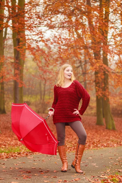 Vrouw met paraplu ontspannen — Stockfoto