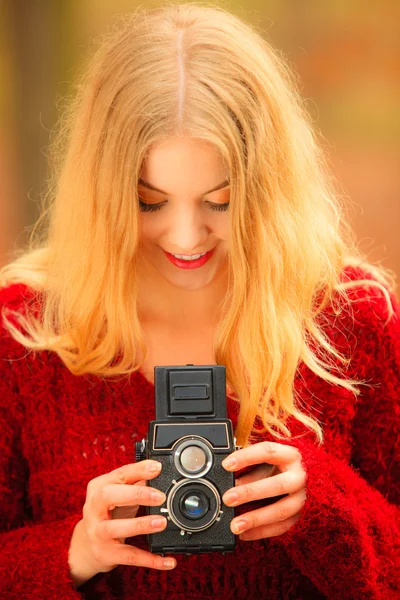 Woman using  old camera — Stock Photo, Image