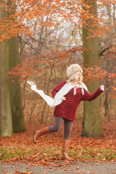 Vrouw rennend in park — Stockfoto