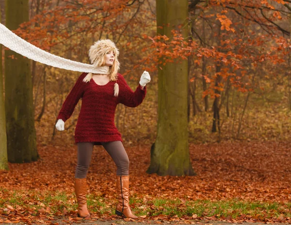 Frau läuft in Park — Stockfoto