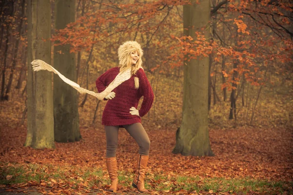 Mode vrouw in winderige val herfst park forest. — Stockfoto