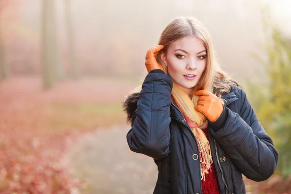 Donna posa nella foresta autunnale — Foto Stock