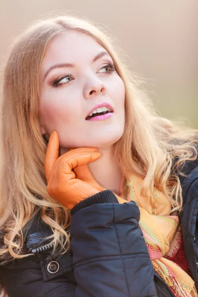 Mujer posando en bosque de otoño — Foto de Stock