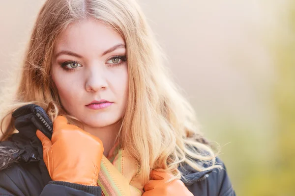 Vrouw poseren in Val bos — Stockfoto