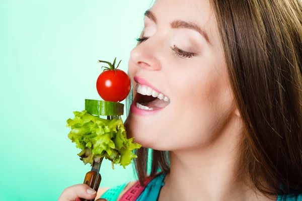 Mädchen hält Gabel mit Gemüse — Stockfoto