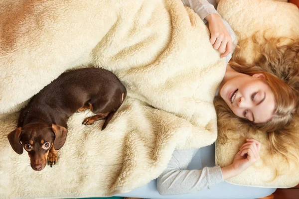 Vrouw met hond wakker — Stockfoto