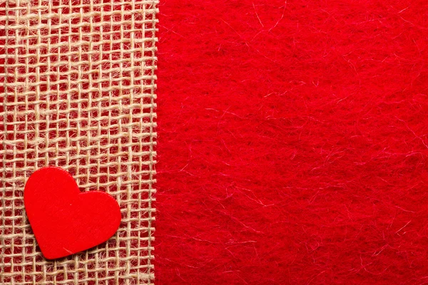 Corazón sobre fondo de tela roja —  Fotos de Stock