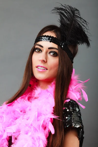 Pluma rosa niña y pluma negra en la cabeza. Carnaval. . — Foto de Stock