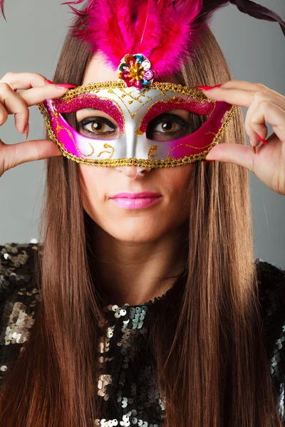 Visage de femme avec masque de carnaval — Photo