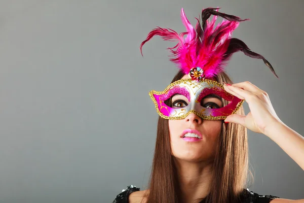 Γυναικείο πρόσωπο με μάσκα καρναβαλιού — Φωτογραφία Αρχείου