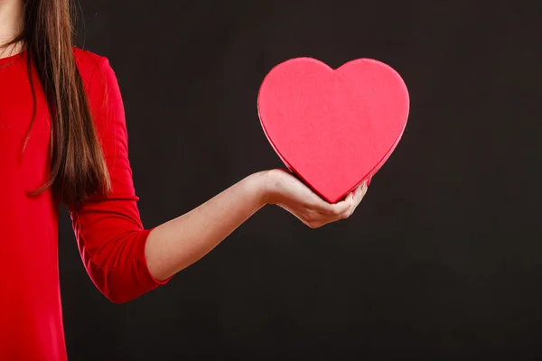 Vrouw in het rood hart vak houden. — Stockfoto