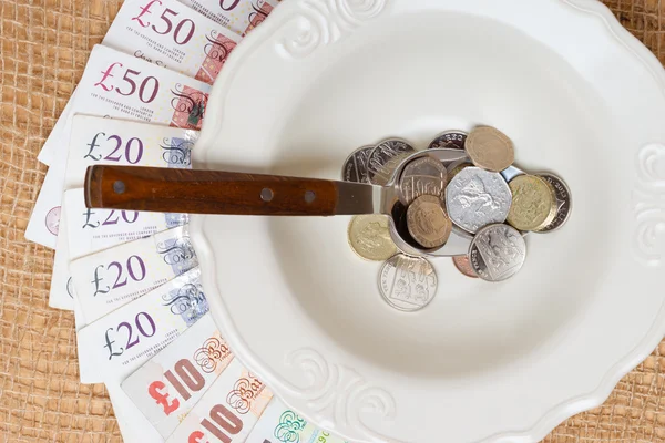 Dinheiro britânico na mesa da cozinha, costa de vida — Fotografia de Stock