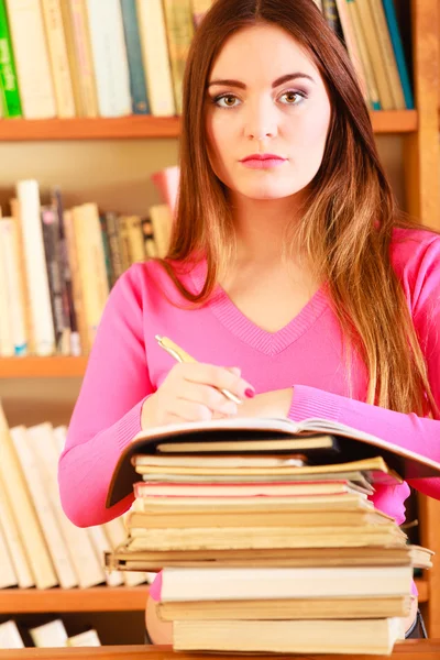 Mädchen student im hochschule bibliothek — Stockfoto