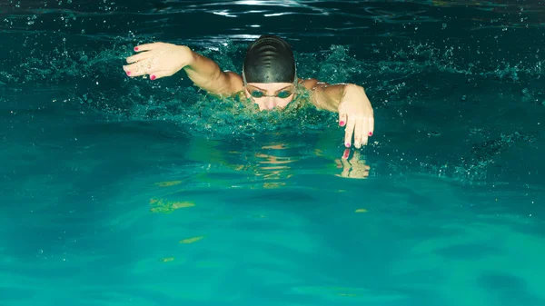 Woman athlete swimming butterfly stroke in pool. — Stock Photo, Image