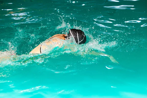 Плывущая женщина в бассейне . — стоковое фото